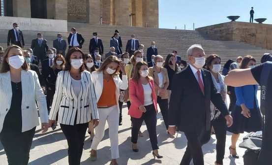 CHP GENEL BAŞKAN YARDIMCISI PROF DR LALE KARABIYIK VE ANITKABiR ZiYARETi