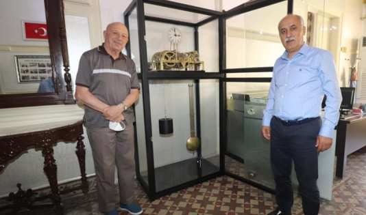 YENiSEHiR SAAT KULESi TARiHi SAATi ONARAN NURi KORUSTAN VE YENiSEHiR BELEDiYE BASKANI DAVUT AYDIN YENiSEHiR SAAT KULESi TARiHi SAATi ONARAN NURi KORUSTAN VE YENiSEHiR BELEDiYE BASKANI DAVUT AYDIN
