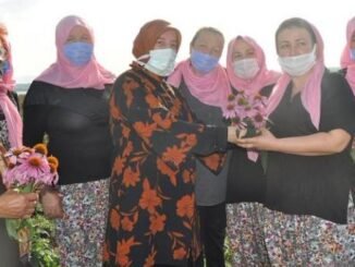 AK PARTi BURSA MiLLETVEKiLi EMiNE YAVUZ GOZGEC VE DAGKADI URETEN KADINLAR KOOPERATiFi BASKANI AYLiN YILDIZ