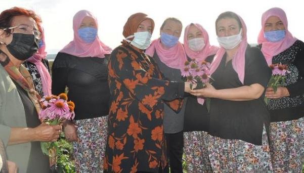 AK PARTi BURSA MiLLETVEKiLi EMiNE YAVUZ GOZGEC VE DAGKADI URETEN KADINLAR KOOPERATiFi BASKANI AYLiN YILDIZ AK PARTi BURSA MiLLETVEKiLi EMiNE YAVUZ GOZGEC VE DAGKADI URETEN KADINLAR KOOPERATiFi BASKANI AYLiN YILDIZ