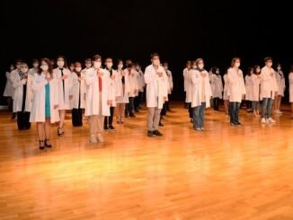 BURSA ULUDAG UNiVERSiTESi DiS HEKiMLiGi FAKULTESi iLK OGRENCiLERi