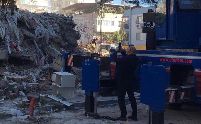PROF DR BEYHAN BAYHAN iZMiR SEFERiHiSAR DEPHREMi SONRASI BAYRAKLI BiNA ENKAZINI iNCELEDi