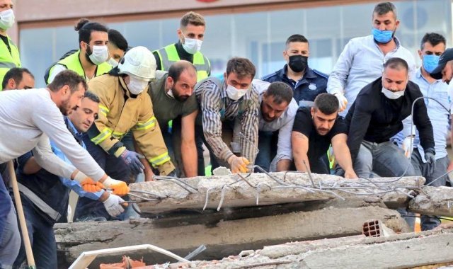 DEPREMDE TURKIYE FOTOGRAFI DEPREMDE TURKIYE FOTOGRAFI