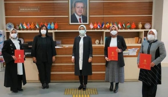 AK PARTi iLCE KADIN KOLLARI YENi BASKANLAR VE SELVA CAM AK PARTi iLCE KADIN KOLLARI YENi BASKANLAR VE SELVA CAM
