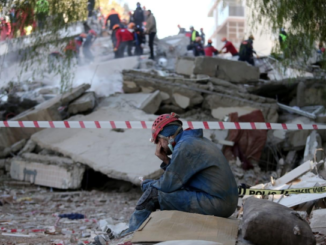 iZMiR DEPREMi iHA BURSA BOLGE MUDURLUGU FOTO MUHABiRi SAMET DOGRU CEKTiGi YORGUN KURTKARICI FOTOUGRAFI
