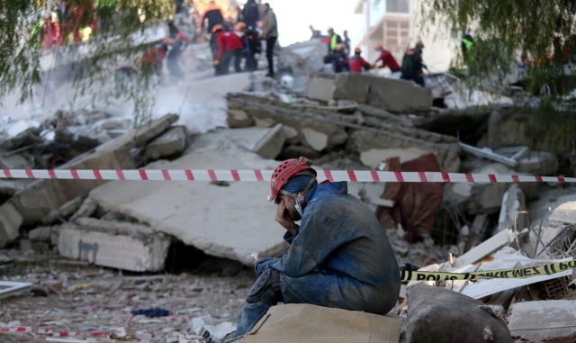 iZMiR DEPREMi iHA BURSA BOLGE MUDURLUGU FOTO MUHABiRi SAMET DOGRU CEKTiGi YORGUN KURTKARICI FOTOUGRAFI iZMiR DEPREMi iHA BURSA BOLGE MUDURLUGU FOTO MUHABiRi SAMET DOGRU CEKTiGi YORGUN KURTKARICI FOTOUGRAFI