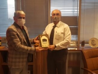 ARALIK MEKKENiNiN FETHi KUTLAMASI ANADOLU GENCLiK DERNEGi BURSA SUBE BASKANI HAMZA GURSEL VE PLAKET