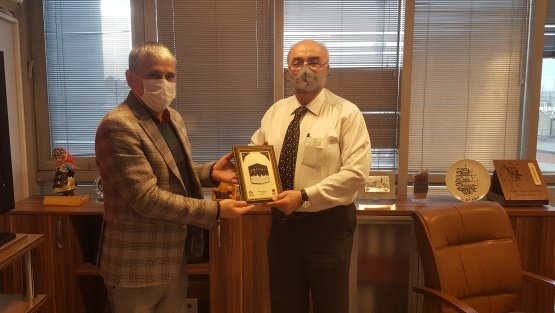 ARALIK MEKKENiNiN FETHi KUTLAMASI ANADOLU GENCLiK DERNEGi BURSA SUBE BASKANI HAMZA GURSEL VE PLAKET ARALIK MEKKENiNiN FETHi KUTLAMASI ANADOLU GENCLiK DERNEGi BURSA SUBE BASKANI HAMZA GURSEL VE PLAKET
