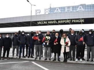 TOFAS CEKYA PRAG HAVAALANI SURPRiZ KARSILAMA BUYUKELCi EGEMEN BAGIS VE ESi BEYHAN BAGIS