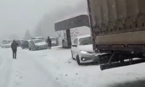 MEZiTLER KARDA KAYAN TIR NEDENiYLE KAPANAN YOL MEZiTLER KARDA KAYAN TIR NEDENiYLE KAPANAN YOL