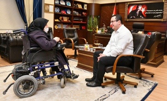 MUSTAFAKEMALPASA BELEDiYE BASKANI MEHMET KANAR VE ENGELLi KADIN VATANDAS MUSTAFAKEMALPASA BELEDiYE BASKANI MEHMET KANAR VE ENGELLi KADIN VATANDAS