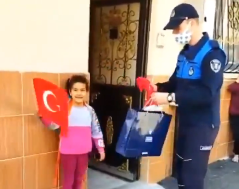 KUCUK HAYRUNNISAYA BAIKAN ALINUR AKTAS BAYRAK GONDERDI KUCUK HAYRUNNISAYA BAIKAN ALINUR AKTAS BAYRAK GONDERDI