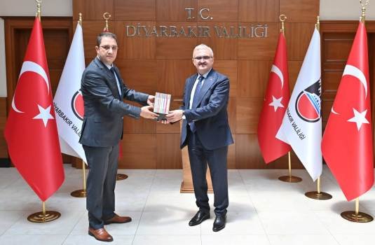 DiYARBAKIR VALiSi MUNiR KARALOGLU VE DiYARBAKIR BASIN iLAN KURUMU MUDURU OSMAN BASEGMEZ