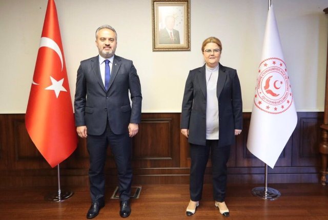 ALiNUR AKTAS VE AiLE BAKANI DERYA YANIK ALiNUR AKTAS VE AiLE BAKANI DERYA YANIK