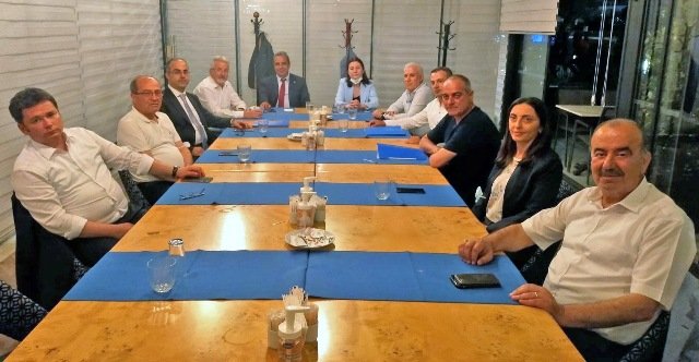 CHP TOPLANTI MUSTAFA BOZBEY MASADA CHP TOPLANTI MUSTAFA BOZBEY MASADA