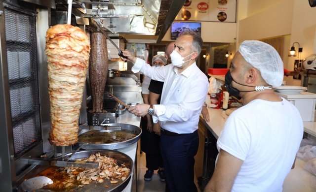ALiNUR AKTAS OZLUCEDE DONER KESTi