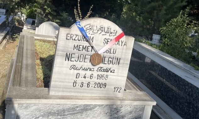 HATICE KUBRA ILGUN OLIMPIYAT MADALYASINI BABASININ MEZAR TASINA ASTI