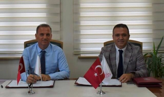 AiLE VE SOSYAL HiZMETLER iL MUDURU HASAN YILMAZ VE BURSA KULTUR MUDURU KAMiL OZER KULTUR PROTOKOLU AiLE VE SOSYAL HiZMETLER iL MUDURU HASAN YILMAZ VE BURSA KULTUR MUDURU KAMiL OZER KULTUR PROTOKOLU
