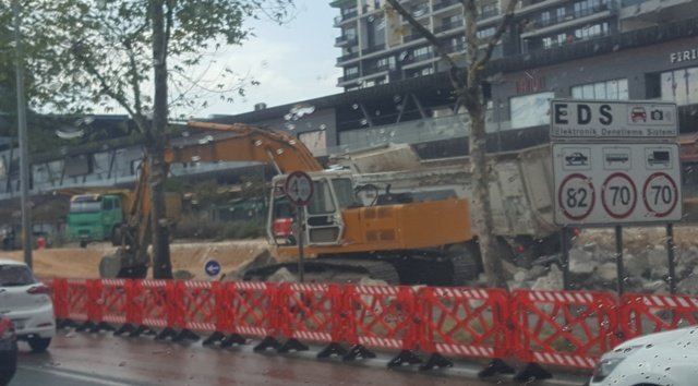 MUDANYA YOLU ENDULUS PARK ONU METRO ICIN HAZIRLIK CALISMASI MUDANYA YOLU ENDULUS PARK ONU METRO ICIN HAZIRLIK CALISMASI