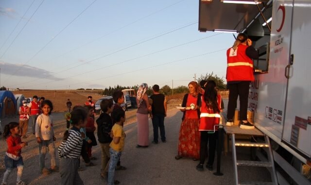 KIZILAYDAN CADIRKENTLERDE MEVSIMLIK ISCILERE SICAK YEMEK KIZILAYDAN CADIRKENTLERDE MEVSIMLIK ISCILERE SICAK YEMEK