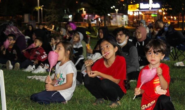 GENC KIZILAY HUDAVENDiGAR PARKINDA ACIK HAVA SiNEMASI GENC KIZILAY HUDAVENDiGAR PARKINDA ACIK HAVA SiNEMASI