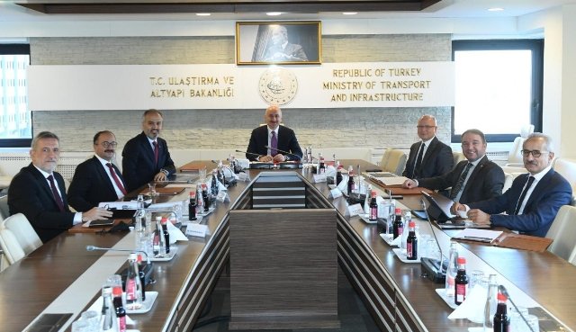 ULASTIRMA BAKANI ADiL KARAiSMAiLOGLU iLE BURSANIN ULASIM BEKLENRTiLERi TOPLANTISI Case Conflict ULASTIRMA BAKANI ADiL KARAiSMAiLOGLU iLE BURSANIN ULASIM BEKLENRTiLERi TOPLANTISI Case Conflict