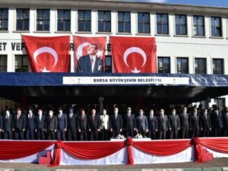 BURSA PROTOKOLU RESMi BAYRAM TORENLERiNDE ATATURK ANITININA SIRTINI DONMEDEN OTURUYOR