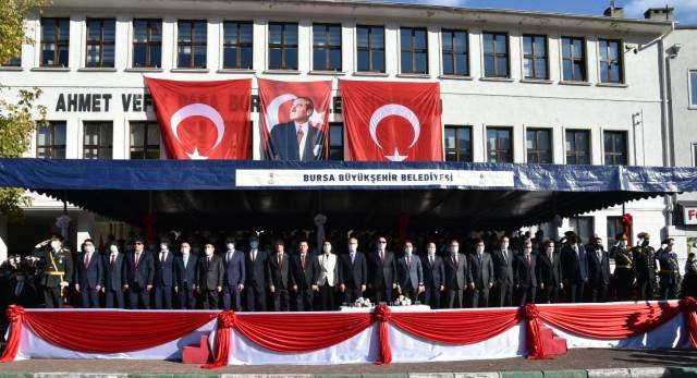 BURSA PROTOKOLU RESMi BAYRAM TORENLERiNDE ATATURK ANITININA SIRTINI DONMEDEN OTURUYOR BURSA PROTOKOLU RESMi BAYRAM TORENLERiNDE ATATURK ANITININA SIRTINI DONMEDEN OTURUYOR