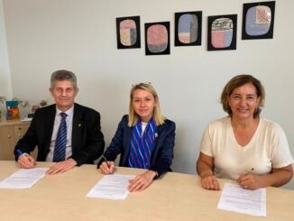YILDIRIM ROTARY KULUBU BASKANI FERAHi OZTiMUR CAGDAS EGiTiM KOOPERATiFGi BASKANI BUGRA KUCUKKAYALAR CAGDAY YASAMKI DESTEKLEME NURAY AKBAS