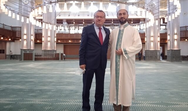 BUU REKTORU PROF DR AHMET SAiM KILAVUZ VE OGRENCiSi MiLLET CAMii iMAMI AHMET KEMANECi BUU REKTORU PROF DR AHMET SAiM KILAVUZ VE OGRENCiSi MiLLET CAMii iMAMI AHMET KEMANECi