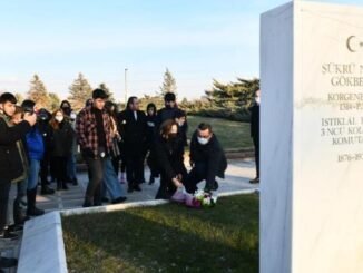 BURSAYI iSGALDEN KURTARAN KORGENERAL SUKRU NAiLi GOKBERK MEZARINA MUSTAFAKEMALPASA BELEDiYE BASKANI MEHMET KANAR VE GENCLER CiCEK BIRAKTI