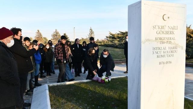 BURSAYI iSGALDEN KURTARAN KORGENERAL SUKRU NAiLi GOKBERK MEZARINA MUSTAFAKEMALPASA BELEDiYE BASKANI MEHMET KANAR VE GENCLER CiCEK BIRAKTI BURSAYI iSGALDEN KURTARAN KORGENERAL SUKRU NAiLi GOKBERK MEZARINA MUSTAFAKEMALPASA BELEDiYE BASKANI MEHMET KANAR VE GENCLER CiCEK BIRAKTI