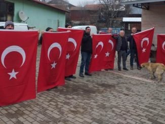 SOGUKPINAR MUHTARI MEHMET SiRiN HABiL DURAN VE BAYRAK DAGITIMI