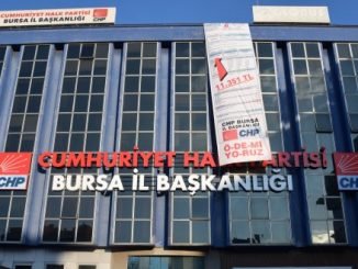 CHP iL BASKANLIGI BiNASI VE O DE Mi YO RUZ PANKARTI