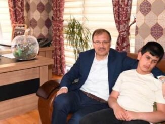 HAKAN CAVUSOGLU VE GORME ENGELLI KUSURSUZ KULAK BAGER CALISCI MUS BULUSMASI