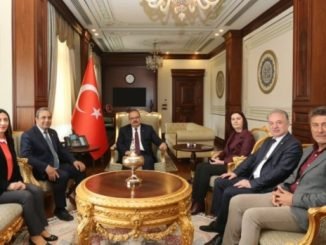 YAZI iCiN CHP iL BASKANI iSMET KARA VE MiLLETVEKiLLERi LALE KARABIYIK NURHAYAT ALTACA KAYISOGLU YUKSEL OZKAN ORHAN SARIBALIN VALi YAKUP CANBOLAT ZiYARETi