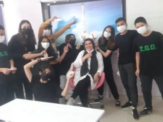 ZEKAI GUMUSDIS ORTAOKULU INGILIZCE OGRETMENI YASEMIN CINAR VE SINIF OGRENCILERI VE