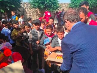 BOMBA SESLERiYLE BUYUYEN iDLiBLi COCUKLAR VE HAKAN CAVUSOGLU