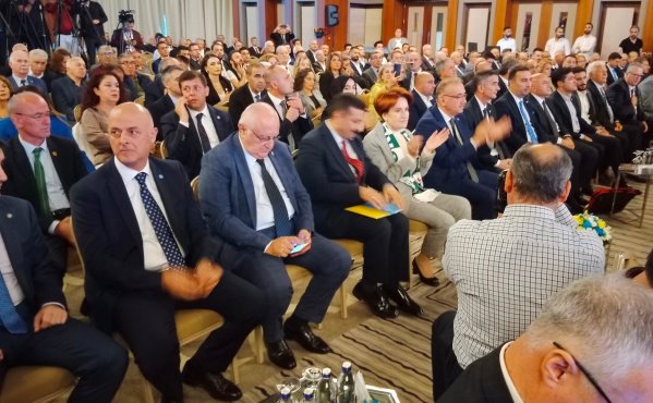MERAL AKSENER TOPLANTIYI KOTILIMCILARIN ARASINDAN iZLEDi