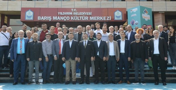 UCUNCU YIL SUNUMU VE YILDIRIM BELEDiYE BASKANI OKTAY YILMAZ iLE KATILAN GAZETECiLER ANI FOTOGRAFI UCUNCU YIL SUNUMU VE YILDIRIM BELEDiYE BASKANI OKTAY YILMAZ iLE KATILAN GAZETECiLER ANI FOTOGRAFI
