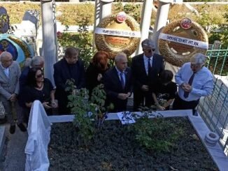 ZEKI MURENE MEZARI BASINDA ANMA TEV BURSA YURUTME KURULU BASKANI MEHMET CALISKAN