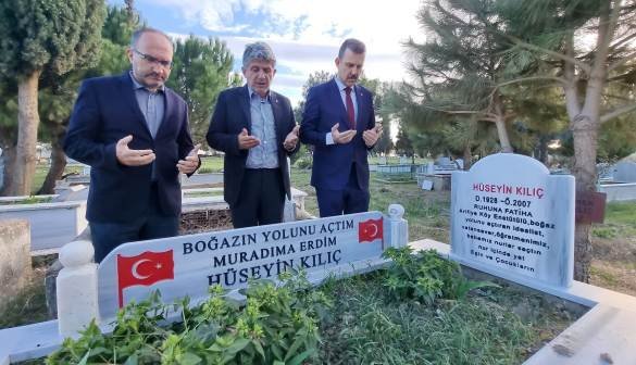 AK PARTi BURSA MiLLETVEKiLi MUSTAFA ESGiN VE OGRETMEN HUSEYiN KILICIN MEZARI AK PARTi BURSA MiLLETVEKiLi MUSTAFA ESGiN VE OGRETMEN HUSEYiN KILICIN MEZARI