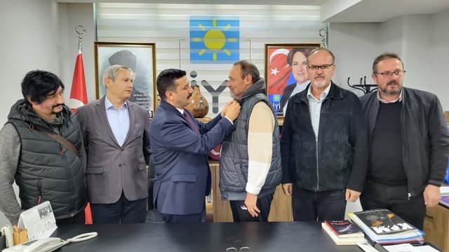 BURSASPORLU SEDAT OZBAG ROZETiNi iY PARTi iL BASKANI SELCUK TURKOGLU TAKTI BURSASPORLU SEDAT OZBAG ROZETiNi iY PARTi iL BASKANI SELCUK TURKOGLU TAKTI