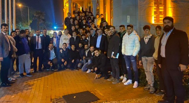 AK PARTI MUDANYA GENCLERLE ILK OYUM BULUSMASI AK PARTI MUDANYA GENCLERLE ILK OYUM BULUSMASI