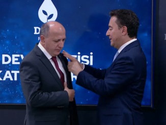 DEVA GENEL BASKANI ALi BABACAN DAVET ETTiGi FATiH ACARA ROZETiNi TAKTI