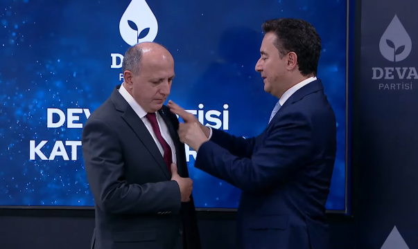 DEVA GENEL BASKANI ALi BABACAN DAVET ETTiGi FATiH ACARA ROZETiNi TAKTI DEVA GENEL BASKANI ALi BABACAN DAVET ETTiGi FATiH ACARA ROZETiNi TAKTI