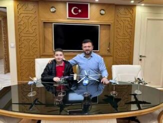 AK PARTi YILDIRIM iLCE BASKANI ALi ERBAY VE ORTAOKUL OGRENCiSi MUHAMMED EMiN AKKASTEPE