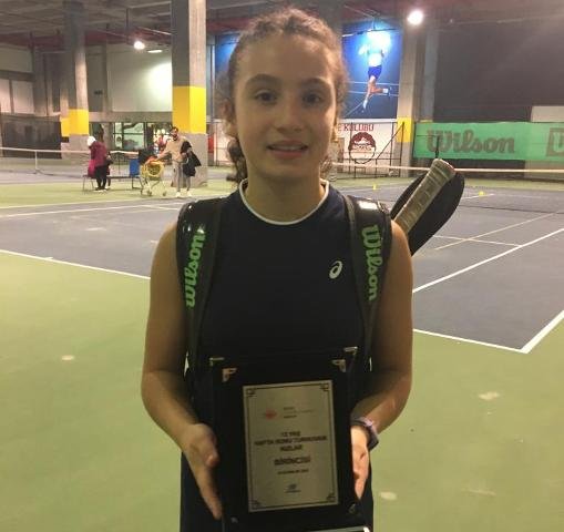 YILDIRIM BELEDiYE SPOR KULUBU SPORCUSU ZEYNEP iNCi ARI YAS TENiS TURNUVASI SAMPiYONU OLDU