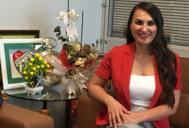 YAZI ICIN AV MINE RANA KAHRAMANOGLU DEVA NILUFER ILCE BASKANLIGINDAN ISTIFA ETTI