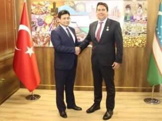 CEM KURSAT HASANOGLU VE OZBEKISTAN BUYUKELCISI HALKLARIN KARDESLIGI NISANI